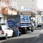Reparto de botellones de agua en una calle de Santo Domingo